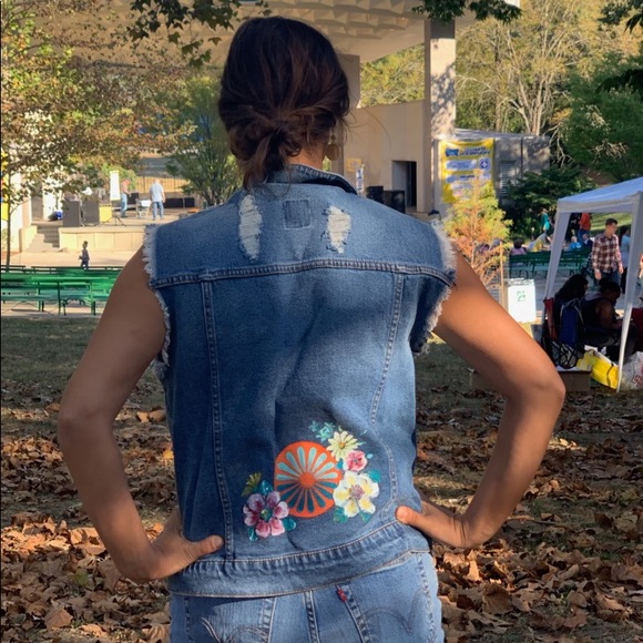 Hand Painted Jean Vest ๐ธ - Picture 1 of 5